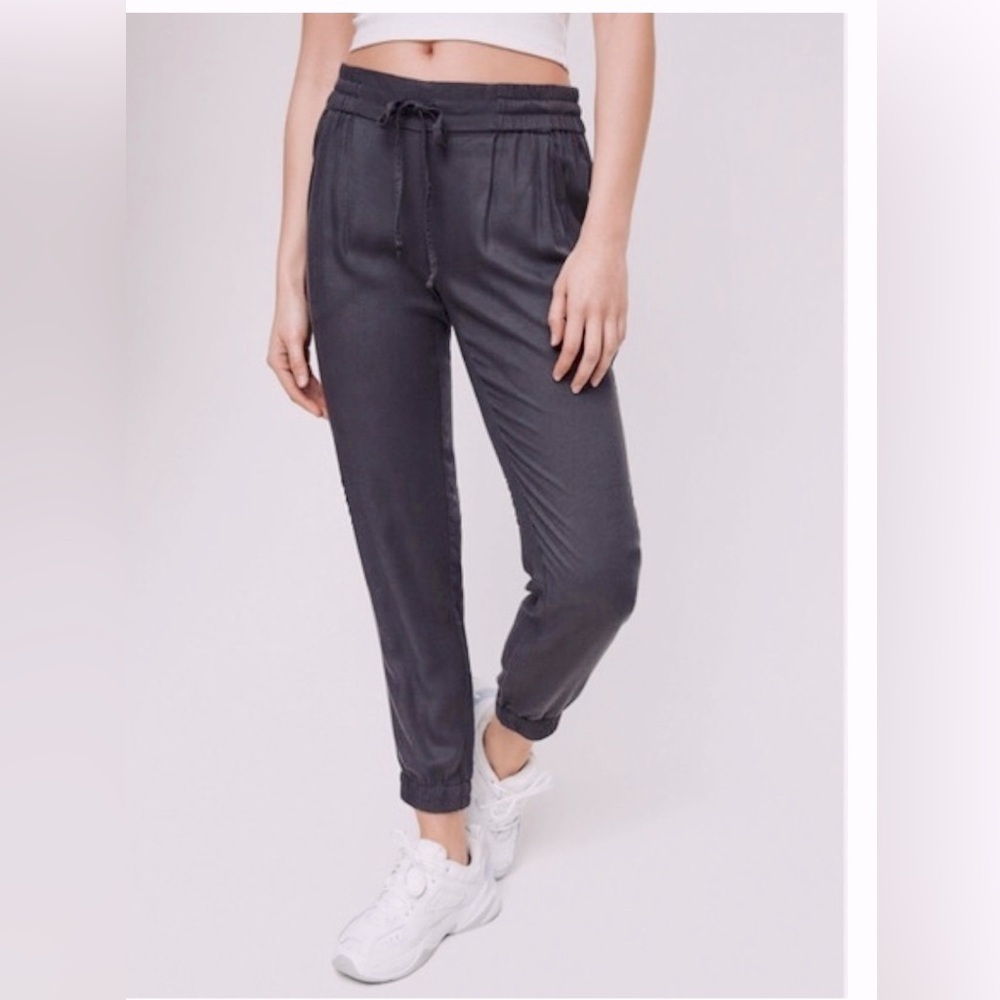 Aritzia Talula Los Feliz Pants Lightweight Joggers Loose Elastic Pull On Pockets